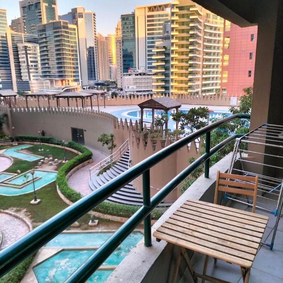 Radiant Parition In Barsha Heights Near Metro Homestay