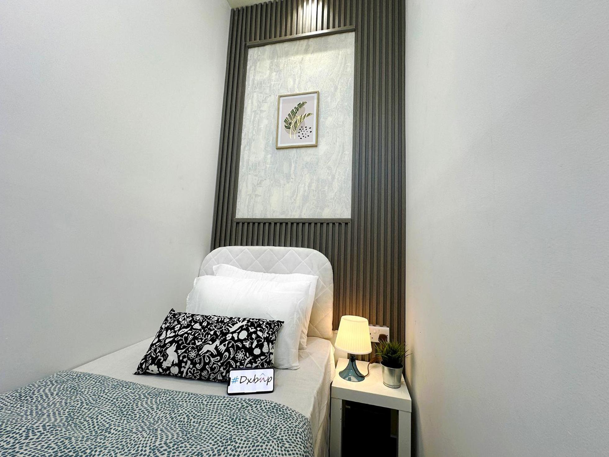 Homestay Radiant Parition In Barsha Heights Near Metro *