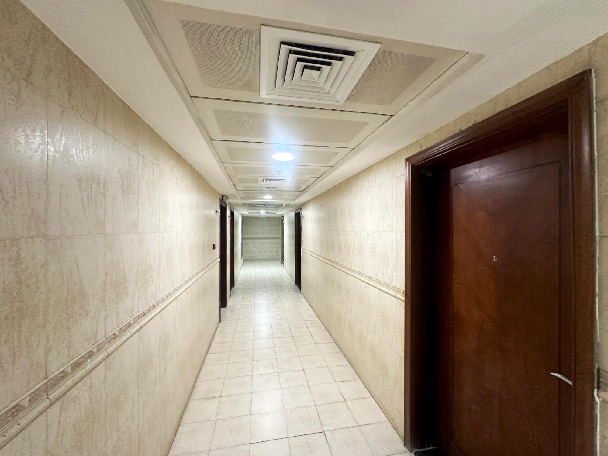 Homestay Radiant Parition In Barsha Heights Near Metro