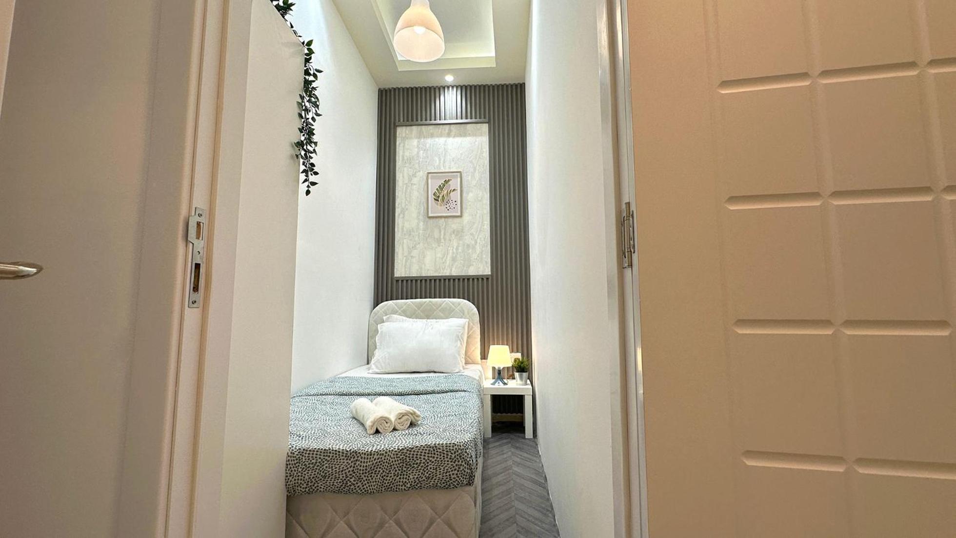 Homestay Radiant Parition In Barsha Heights Near Metro *